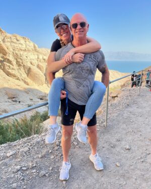 Shannon Stewart Instagram - Celebrating another Valentine’s Day with my favorite person in the world. Roses are red, violets are blue, but nothing compares to the love I have for you. Happy Valentine’s Day, to the love of my life!!! 🥰❤️🫶🏻