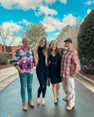 Shannon Stewart Instagram - Girls just want to have fun!!! 👯‍♀️ What a wonderful Sunday— an amazing church service surrounded by incredible people. I’m thankful that Jesus brings people into our lives at the perfect time, and He can also remove them at His appointed times. I love it when He introduces people who feel like we’ve known them our whole lives. Do you have a friend like that? ❤️