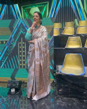 Shanthi Krishna Instagram - Just reliving having fun with some saree modelling poses ☺️😅 during Flowers TV Star magic show break time

#byhandkochi #flowerstv #sareestyle #ethnicwear #flowerstvstarmagic