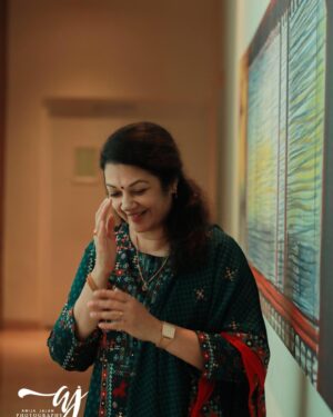 Shanthi Krishna Instagram - A candid pic by ace lady photographer Anija during my ULTA movie promotion... modeling is definitely not my forte n this pic says it all 😅literally 😀😀