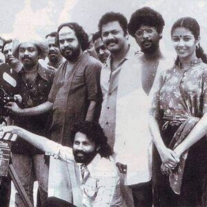 Shanthi Krishna Instagram - Hey everyone... hope all r safe ... I am sharing a classic photo with the whole crew of my first film ‘Nidhra’ directed by legendary director Bharathan sir...can u name the actors n mayb some people in this pic?? No prizes for guessing though😬😁