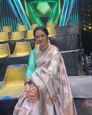 Shanthi Krishna Instagram - Just reliving having fun with some saree modelling poses ☺️😅 during Flowers TV Star magic show break time

#byhandkochi #flowerstv #sareestyle #ethnicwear #flowerstvstarmagic