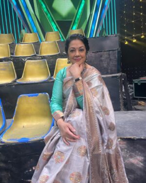 Shanthi Krishna Instagram - Just reliving having fun with some saree modelling poses ☺️😅 during Flowers TV Star magic show break time

#byhandkochi #flowerstv #sareestyle #ethnicwear #flowerstvstarmagic