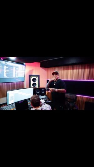 Sharo Torres Instagram - ÑENGO FLOW REACCIONANDO A #CVRBONVRMOR 🫡🔥

Chequea la reacción del chivo cuando @sharotowers le enseñó el primer season de Cvrbon Vrmor ya mezclado y masterizado 🙆🏻‍♂️🔥

Ya van casi 3 semanas del lanzamiento del disco, ¿cuál es tu tema favorito hasta ahora⁉️👀 

#lateologiadelacalle #farruko #ñengoflow