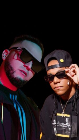 Sharo Torres Instagram - ¿QUÉ ESPERAR DESPUÉS DEL ÉXITO #DeLa167 ⁉️ 👀🙆🏻‍♂️

Tuvimos una conversación durísima con los productores de @farruko , @sharotowers y @ghettospm sobre #CVRBONVRMOR , la música sacra y la secular, cómo medir el éxito en la industria y más 😮‍💨

Dale pa YT que estamos en #premier 🎙️

¿Qué esperabas de CVRBON VRMOR⁉️

#lateologiadelacalle #farruko #sharotowers #ghetto #podcast