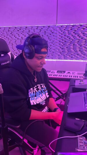 Sharo Torres Instagram - EL EGO DENTRO DE LA PRODUCCIÓN MUSICAL 👀😓

Me sorprende demasia’o como los panas trabajan música sin ego de por medio 🙆🏻‍♂️ @sharotowers y @ghettospm cuentan cómo ven el ego en la industria y cuál es su mentalidad a la hora de trabajar 😮‍💨🔥

“Si trabajas solo, prepárate pa solo tener 3 canciones” 🙆🏻‍♂️🤯 Estos panas rompieron feo feo!! Conversación completa en mi YT ▶️ L1nk en B10 y Stories 📲

#lateologiadelacalle #sharotowers #ghetto #farruko #carbonarmor #disco #podcastenespañol