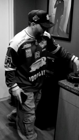 Sharo Torres Instagram - 🏁🛡️💿 SE SIENTE EL PROGRESO 👀 

¿Ya viste el Vlog #5 de Carbon Vrmor en el canal de YouTube de @farruko ?

Te invitamos a que te pongas al día con los episodios para que puedas disfrutar el que saldrá hoy. Pendiente al próximo reel que quizás trae un “spoiler” del disco 🤫

¿Qué debemos hacer con estos productores que no terminan las canciones a 4 días para entregar el disco a @sonymusiclatin ? 

#carbonvrmor🛡️🏁 #carbonvrmor #carbonvrmorvlog #carbonarmor #CarbonFiberMusic