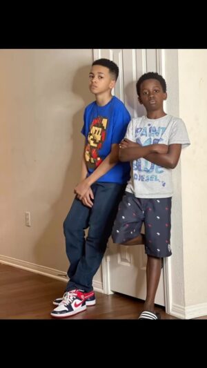 Shaun Dixon Instagram - Chillin with the fam 

#supermario #kids #kidactors @adidas @abercrombiekids @levis @nike #nike #blackkids #siblings #chillvibes #shaundixon