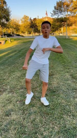 Shaun Dixon Instagram - #gottamoveon challenge

#shaundixon #nike #dance #dancereels #dance#actors