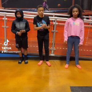 Shaun Dixon Instagram - Hey guys, having fun with family and friends @its_haileysworld @hope_skippp at Skyzone! Okay so we forgot some of the dance moves on the TikTok but we improvised 😂. 

  #funtimes #tiktokdance #laugh #funny #dharmannfamily #dharmannactors #explore
