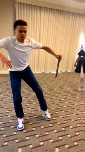 Shaun Dixon Instagram - Today we danced like no one’s watching then @appypratt dropped the mic with her epic split

#shaundixon #nike #industrykids