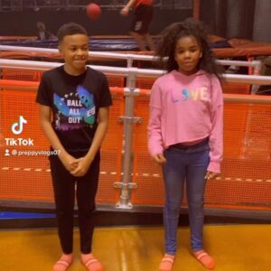 Shaun Dixon Instagram - Hey guys, having fun with family and friends @its_haileysworld @hope_skippp at Skyzone! Okay so we forgot some of the dance moves on the TikTok but we improvised 😂. 

  #funtimes #tiktokdance #laugh #funny #dharmannfamily #dharmannactors #explore