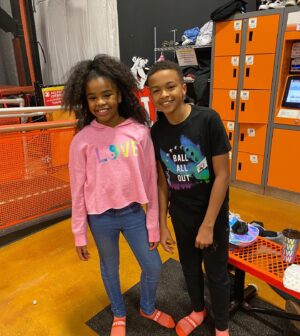 Shaun Dixon Instagram - Hey guys, having fun with family and friends @its_haileysworld @hope_skippp at Skyzone! Okay so we forgot some of the dance moves on the TikTok but we improvised 😂. 

  #funtimes #tiktokdance #laugh #funny #dharmannfamily #dharmannactors #explore
