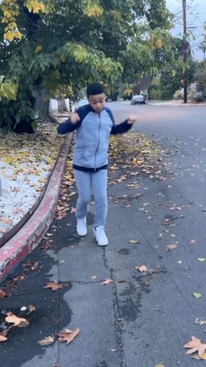 Shaun Dixon Instagram - Sis said I didn’t do the #strut right the first time so I’m trying it again 😂 #baltimore #parkheightsstrut #shaundixon #dharmannfam #dance #actor