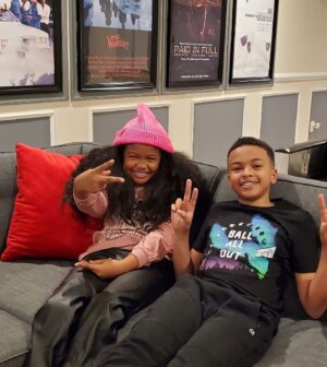 Shaun Dixon Instagram - Celebrating with family and friends @iambrookemonroe watch party for her feature film, so proud of her 🥳🎊. Watch out world! 💫 #soulsanta #funtimes #proudmoments #childactors

#dharmannfam #dharmannactors #explore