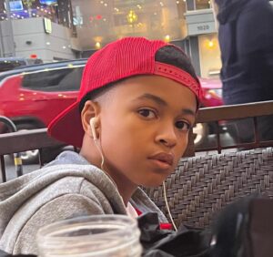 Shaun Dixon Instagram - What’s up?!✌🏼 

#nike #dharmannfamily #actor #explore #hat #boys #shaundixon