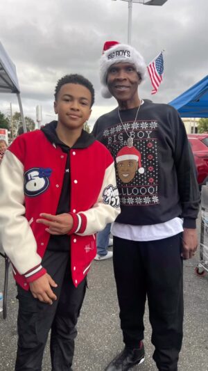 Shaun Dixon Instagram - Been around some super dope humans the last couple of weeks that are selfless. Thank you @dhar.mann @bigboysneighborhood @dharmannstudios for allowing me to be a part of “Toyz N The Hood”. You guys made such a positive impact on people’s Christmas yesterday. Merry Christmas everyone!! Love Shaun 

#christmas #giving #spreadlove