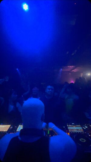 Shaun Ross Instagram - Blessed @lickndipevents with my first of many techno sets last night !! The crowd was beyond thankful and that was the best for me.
#techno #technomusic #technolovers #latechno #rave #ravefashion #ravemusic