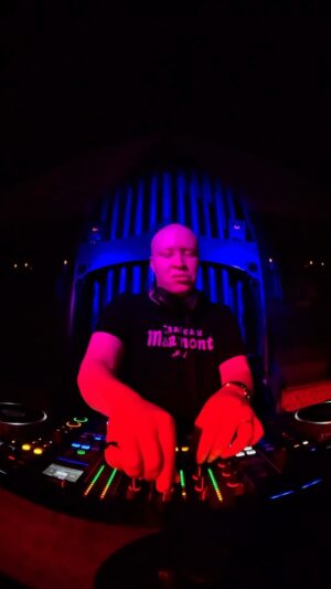 Shaun Ross Instagram - I want to thank everyone who has been on this journey with me. I molded myself into so many things throughout the years and I can truly say they have all fed me tremendously but I feel not only at home when I’m spinning but I feel at peace. Sometimes my transitions aren’t the smoothest because I’m genuinely in love with myself at that moment and I never want to interrupt that for perfection as this is something to be felt rather than planned.This @partystardust was something special for sure. Everyone was as on the exact same frequency and it was marvelous. It’s more than beautiful to see my generation move unapologetically to the sounds of freedom. 
 

🎥 @kernohands 

#deephouse #housemusic #housedancer #housedancenyc #chicagohouse
