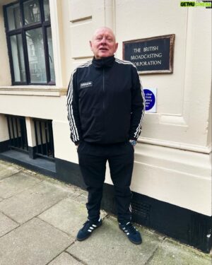 Shaun Ryder Instagram - Shaun promo day in London for Happy Mondays March/April Tour!!
.
Tickets:
https://linktr.ee/happymondaysofficial 🍉🍉🍉
.
📷: Anita Heryet
.
#ShaunRyder #SWR #HappyMondays #Tour #Livemusic #BBC #MaidaValeStudios #AdidasSpezial @gary.aspden
