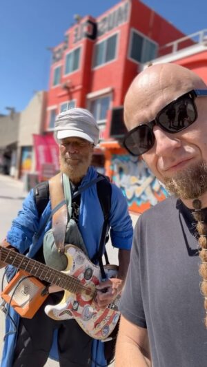 Shavo Odadjian Instagram - Bumped into our old friend @harryperryband out in Venice. Man hasn’t changed a bit in 18 years. 
In 05/06 I saw him in the crowd at our La show. So we had our assistant go down and grab him and bring him on stage. We enjoyed having him so much that we ended up taking him along  for rest of the tour to play Aerials with us. Such a great dude! Legend is an understatement!  Glad to see him out there healthy and doing what he loves!