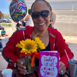 Shawn Ray Instagram - Help me wish my big sister a very happy birthday with love & muscles! 💪🏽🥰 🎂 
#happybirthday #gemini #family