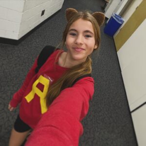 Shaylee Mansfield Instagram - Freshman ✅ Homecoming court, dressing up as Alvin the 🐿️, first homecoming dance, a forever cheer girl (where’s the Pom Poms emoji?!?), winning the National Deaf cheerleading championship, being honored as one of the Rising actors at SignLight Film Festival, and so many more! Friends, pranks, games, and memories. 🦅💙