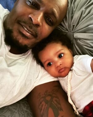 Sheek Louch Instagram - She thinks that I’m pretty cool (granddaughter) I gotta agree 🤷🏿‍♂️ lol happy holidays y’all , STAY SAFE 🥂 @nurse.mizzpy  @usenique  #LOX #DBLOCK #HIPHOP