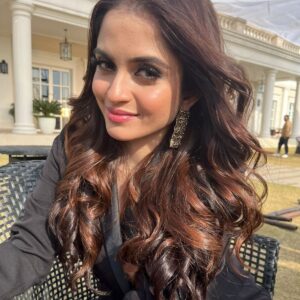 Sheena Shahabadi Instagram - Yes I do have the eyes that can make u fall into trouble. Very soon! 😉. Music video. #instagram
#instareels 
#sunkissed