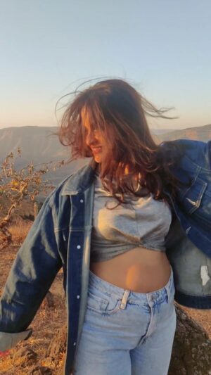 Sheena Shahabadi Instagram - Am i your dream girl.....
#sunkissed
#sheenashahabadi
#shootdiaries
#shehzada 
#meresawalkatuhijawabhai