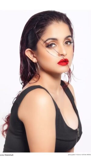 Sheena Shahabadi Instagram - Me in my bestest version…. #kinikini#trendingsong#daljitdosanjh#loveforblack#beauty