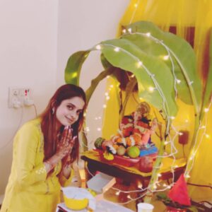 Sheena Shahabadi Instagram - Ganpati Bappa morya 🙏. 
Outfit by :@hivalifestyles and aroma sticks and incense cones by:@nirmalaya