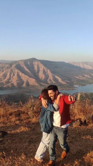 Sheena Shahabadi Instagram - When two buddies try to make a romantic reel....,🤣
#terepyaarmein 
#tereesang 
#ruslaanmumtaz 
#sheenashahabadi 
#becauseitstrending