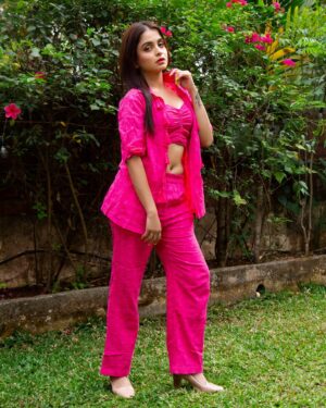 Sheena Shahabadi Instagram - Do I look like I owe you anything……..
Outfitsby : @younglings_india  Photographer: @a_k_photographyofficial  Mua @insideoutbyarshi  #loveforpink  #actress  #ottd  #sheenashahabadi  #instapic