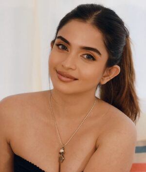 Sheena Shahabadi Instagram - What comes in the menu comes later what u wearing comes first 😉. 
#beauty 
#adorable 
#picoftheday