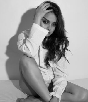 Sheena Shahabadi Instagram - Hot as 🔥.
#loveforwhite
#eyestokill