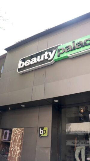 Sheena Shahabadi Instagram - This place has like literally everything and doesn't consume more time. It has all beauty products, make up, hair gadgets etc . One place where you find everything. Plus they running republic day sale.  So go grab some amazing deals.
#beautypalacestore#beautypalacesale#republicdaysale#happyshopping#discounts#BeautyPalaceTrends#makeup#fashion#offers