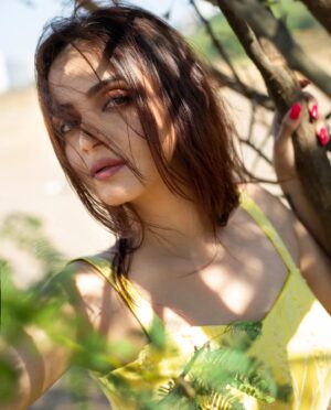 Sheena Shahabadi Instagram - I wonder what i look like in your eyes. 
#sunkiss
#nature 
#actor