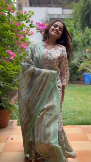 Sheena Shahabadi Instagram - Had to do it coz it’s trending….
 Photographer: @a_k_photographyofficial  Mua: insideoutbyarshi  #trendingreels  #tumtum  #mood  #reelsinstagram