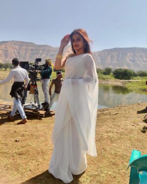 Sheena Shahabadi Instagram - Shoot dairies …. #lovewhite  #actressmode.  #shootingmode