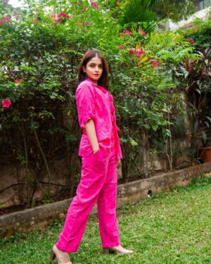 Sheena Shahabadi Instagram - If you see the right way….the whole world is a garden.  Outfitby : @younglings_india #loveforpink  #nature  #slayqueen  #emraanhashmi  #akshaykumar