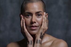 Sheetal Sheth Instagram - “Make a choice, mama. Stand up, chin up- Strap on the suit of armor, plant your bare feet firmly on the earth and make a choice. Ask the universe to heal your body. You are a warrior. Believe in the depths of your soul that the medicine will heal you. Believe in your soul that you will get through this.

Find hope in the silence. I live only for today, for when tomorrow comes, it will be today. I’ve been given the chance to look at life differently & so have you. 

You will never be who you were prior to your diagnosis but I promise you, you will eventually be able to look in the mirror and see a much different person staring back at you. She will wear her scars like her favorite pair of jeans. Full of wonder, full of hope, and stronger than you could have ever imagined. It’s going to change you, but you will feel untouchable soon. 

There is a power that comes in living with cancer. Hold onto that power and allow it to fuel your survival, your journey and your life.”

This was part of a note an angel in my cancer support group sent that hit me profoundly when I needed it most and I read everyday. 

You are not alone. 🙏🏽🙏🏽

Ps. FUCK CANCER

#nationalcancersurvivorsday #fuckcancer 

📸: @jaxonphotogroup for @seemanetwork