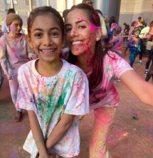 Sheetal Sheth Instagram - Spring is definitely in the air when you get to celebrate Holi with the littles! 🌈

Ember’s dance troupe lit up the stage along with so many other terrific dance groups and @kulture_khazana brought beautiful art creations for all. 

Here’s to spreading peace and the spirit of renewal and hope with every splash of color. 🙏🏽✨

#EarlyHoli #SpringFestival #FamilyFun #downtownholi
