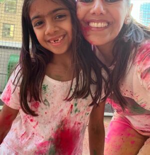 Sheetal Sheth Instagram - Spring is definitely in the air when you get to celebrate Holi with the littles! 🌈

Ember’s dance troupe lit up the stage along with so many other terrific dance groups and @kulture_khazana brought beautiful art creations for all. 

Here’s to spreading peace and the spirit of renewal and hope with every splash of color. 🙏🏽✨

#EarlyHoli #SpringFestival #FamilyFun #downtownholi