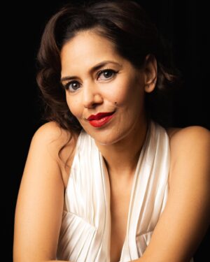 Sheetal Sheth Instagram - Marilyn Monday Motivation: Reminding myself of the power of no and to never dim my light for anyone. ✨

Marilyn exemplified that glamour comes from within.
Do you, lovelies. ❤️

Full story on Seema.com 

@seemanetwork 
📸: @geomantillaphoto 
Hair/makeup: @iamkanwalbatool 
👗: @ladaskamechelle 

#neverdimyourlight #bravoanjali #monday #mondaymotivation #marilynmonroe