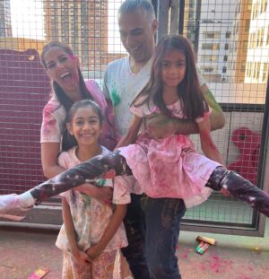 Sheetal Sheth Instagram - Spring is definitely in the air when you get to celebrate Holi with the littles! 🌈

Ember’s dance troupe lit up the stage along with so many other terrific dance groups and @kulture_khazana brought beautiful art creations for all. 

Here’s to spreading peace and the spirit of renewal and hope with every splash of color. 🙏🏽✨

#EarlyHoli #SpringFestival #FamilyFun #downtownholi