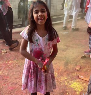 Sheetal Sheth Instagram - Spring is definitely in the air when you get to celebrate Holi with the littles! 🌈

Ember’s dance troupe lit up the stage along with so many other terrific dance groups and @kulture_khazana brought beautiful art creations for all. 

Here’s to spreading peace and the spirit of renewal and hope with every splash of color. 🙏🏽✨

#EarlyHoli #SpringFestival #FamilyFun #downtownholi