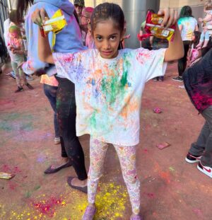 Sheetal Sheth Instagram - Spring is definitely in the air when you get to celebrate Holi with the littles! 🌈

Ember’s dance troupe lit up the stage along with so many other terrific dance groups and @kulture_khazana brought beautiful art creations for all. 

Here’s to spreading peace and the spirit of renewal and hope with every splash of color. 🙏🏽✨

#EarlyHoli #SpringFestival #FamilyFun #downtownholi