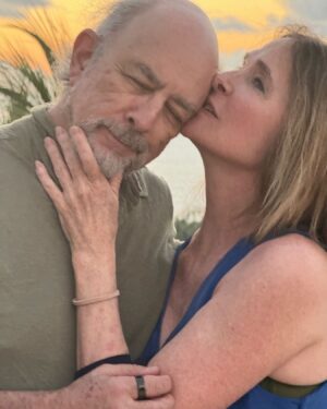 Sheila Kelley Instagram - If you gave the world love instead of fear, frustration, or anger — what might that look like? How might that elevate not only your life but all those around you? 

Give it a try and let me know the results…

#feminineenergy #sfactor #poweroflove @s.factor.official