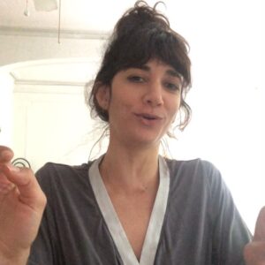 Sheila Vand Instagram - I wrote this original sonata back in 2016. A catchy tune that still gets stuck in my head sometimes, like this morning. Anyway, I don’t want to hold back my songwriting skills from u guys any longer! #singersongwriter #expressyourself (the 2nd vid is not part of the original sonata, just a new riff from today 🎷)